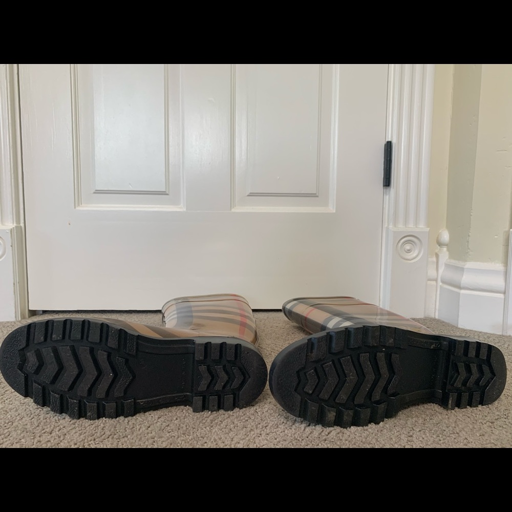 Burberry rain boots! - Picture 4 of 4